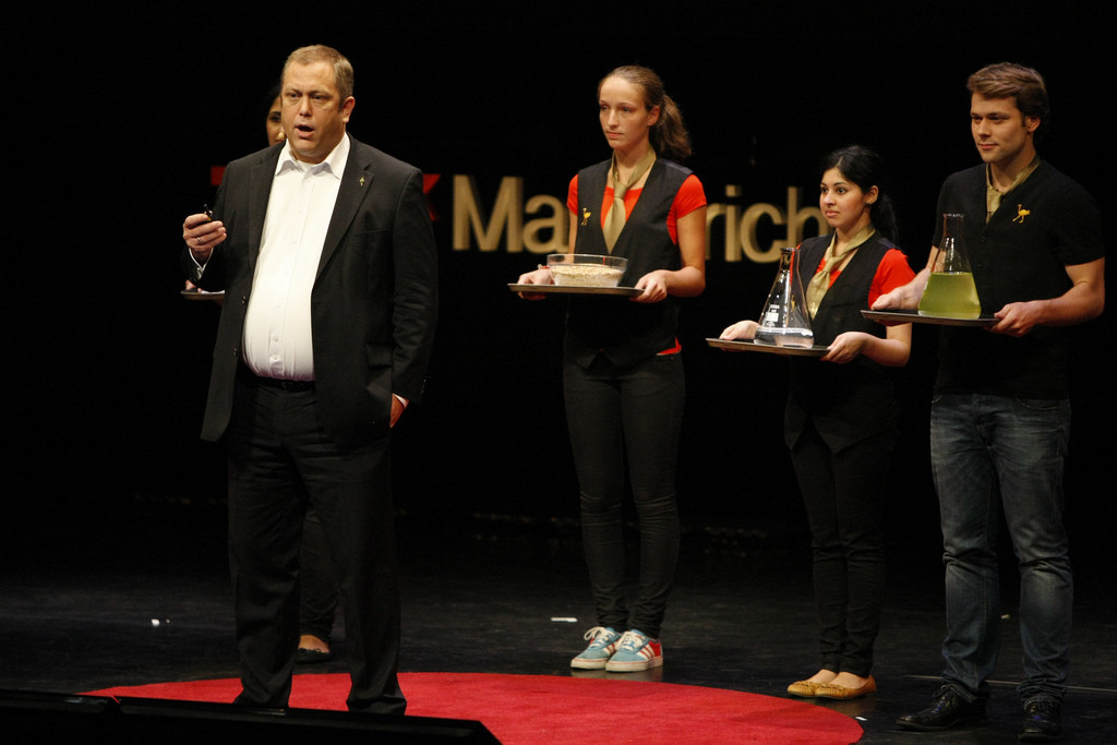 Joakim Hauge brought a little bit of The Sahara Forest Project to Maastricht. Algae, freshwater, barley and cucumbers from the pilot facility in Qatar were served on stage. Photo:TEDx Maastricht